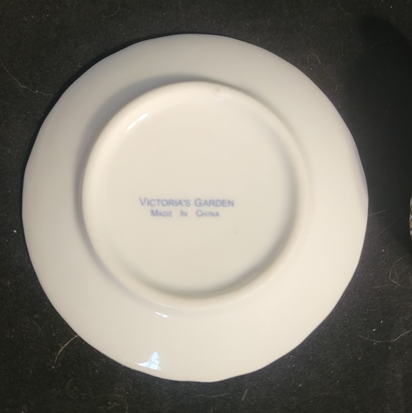 VINTAGE VICTORIA'S GARDEN PINK ROSES GOLD TRIM MINI TEACUP/CUP AND SAUCER. - Picture 5 of 8